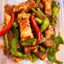 ข้าวพริกแกงหมูกรอบ