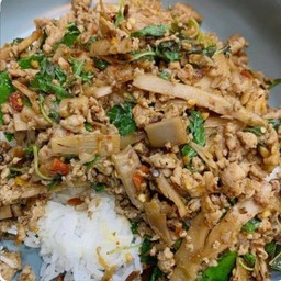 กระเพราหมูสับหน่อไม้ดองราดข้าว
