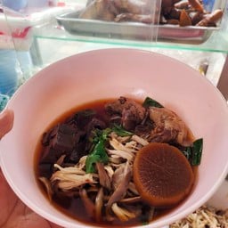 ก๋วยเตี๋ยวไก่เจ้จอยร้อยอาชีพ