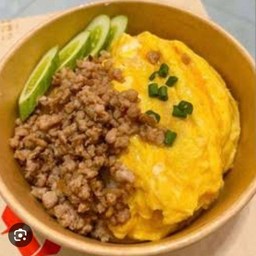 ข้าวหมูสับทอดกระเทียมไข่ข้น