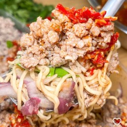 ยำมาม่า โครตตตตตหมูสับ