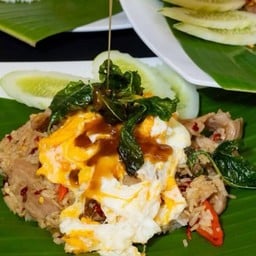 ข้าวคลุกกะเพราหมู ไข่นุ่ม