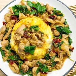 ข้าวกะเพราไก่ไข่ข้น