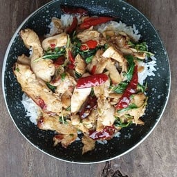 ข้าวกะเพราอกไก่ผัดพริกแห้ง