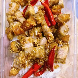 หมูกรอบทอดพริกสดราดข้าว