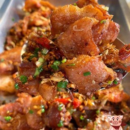 สามชั้นคั่วกระเทียมพริกเกลือ (100 กรัม)