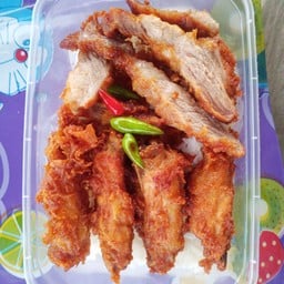 ข้าวหนเาหมูสันคอสับ+ปีกไก่กลางทอดกระเทียมพริกไทย