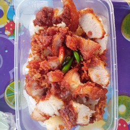 ข้าวหน้าหมูสามชั้นสับทอดกระเทียมพริกไทย