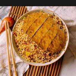 ข้าวผัดกระเทียมหมูทอดทงคัตสึ