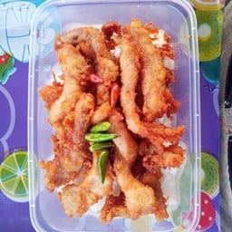 ข้าวหน้าหมูสะโพกทอดกระเทียมพริกไทย