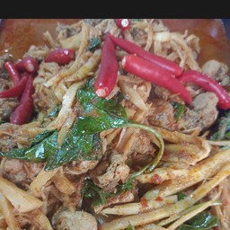 ไก่ผัดพริกแกงหน่อไม้ดอง