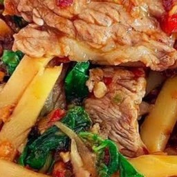 เนื้อชิ้นผัดกระเพราหน่อไม้ราดข้าว