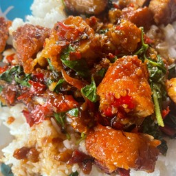 ข้าวราดกะเพราไก่กรอบ