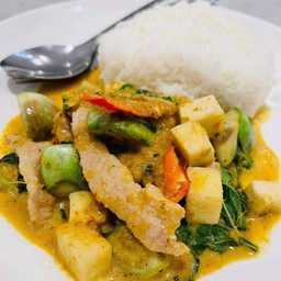 ข้าวราดหมูอร่อยผัดพริกกะเหรี่ยง