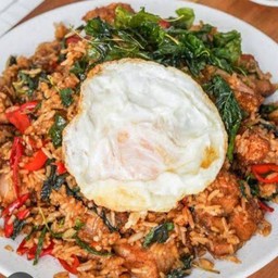 กะเพราหมูคลุกข้าวไข่ดาว