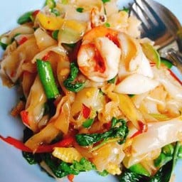 เส้นใหญ่ผัดขี้เมา ทะเล