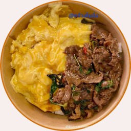 ข้าวกระเพราเนื้อไข่ข้น