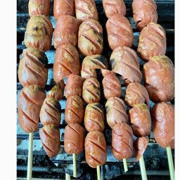 ไส้กรอกแดง(ไก่)ในตำนานปิ้งย่าง พร้อมน้ำจิ้มซีฟู๊ด รสเด็ดอร่อยมาก