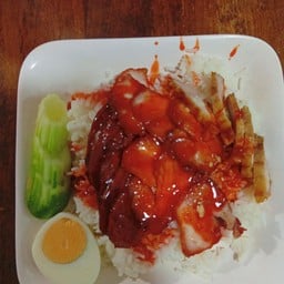 ข้าวหมูแดง - หมูกรอบ 3 แถม 1