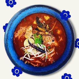 ขนมจีนน้ำเงี้ยว (Northern Thai Rice Noodles with Tomato Chicken)