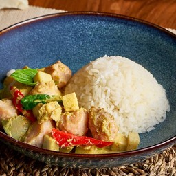 ข้าวราดเขียวหวานลูกชิ้นปลากรายผัดแห้ง