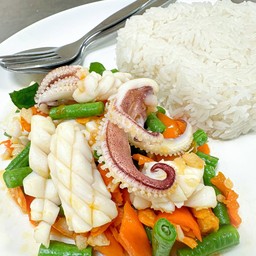 ข้าวราดปลาหมึกผัดพริกเหลือง