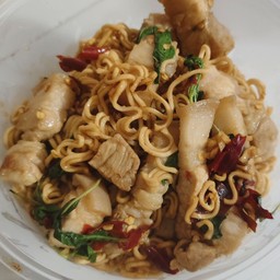 ผัดมาม่ากะเพราพริกแห้งหมูสามชั้น