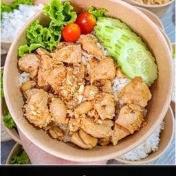 ข้าวหอมมะลิไก่กระเทียม(ไม่รวมไข่ดาว)