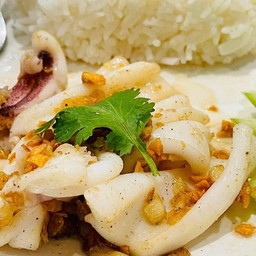 ข้าวราดกระเทียมปลาหมึก