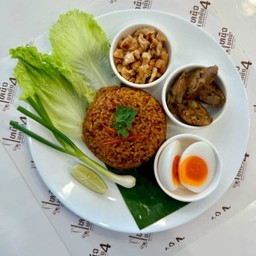 ข้าวผัดน้ำพริกเหนือ+แคปหมู+ไส้อั่ว+ไข่ต้ม