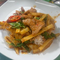 ข้าวผัดพริกแกงหมูชิ้นหน่อไม้
