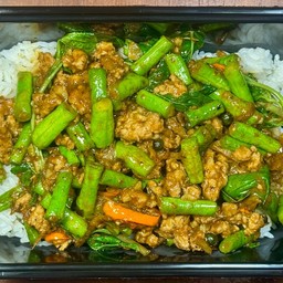 ข้าวหมูสับผัดพริกแกง