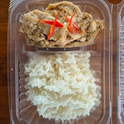 ไก่ลวนกระเทียมไทยราดข้าว