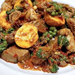 ผัดเผ็ดไก่ใส่พวงไข่อ่อน