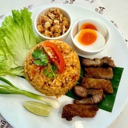 ข้าวผัดน้ำพริกอ่อง+แคปหมู+หมูทอด+ไข่ต้ม