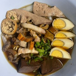 ก๋วยจั๊บเส้นหมี่-ไม่ใส่เครื่องใน(เครื่องมี หมูกรอบ ไข่ เต้าหู้ เลือด)