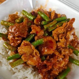 ข้าวผัดพริกแกงหมูใส่ถั่ว