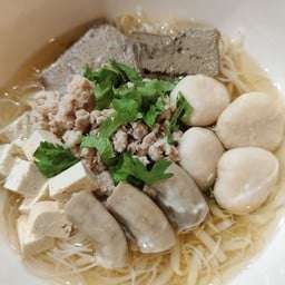 นิยมสุข ก๋วยเตี๋ยวหมูต้มยำเชฟทองอยู่ (โคตรโบราณ) -