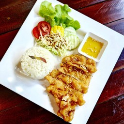 ข้าวไก่กรอบซอสน้ำปลา