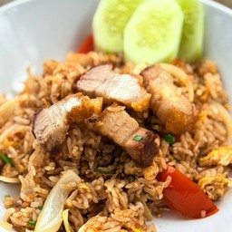 ข้าวผัดหมูกรอบ
