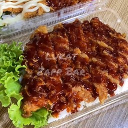 ข้าวไก่ทอดราดซอสบาร์บีคิว