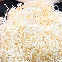 เส้นหมีทอดกรอบ