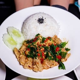 ข้าวไก่กรอบซอสกะเพรา