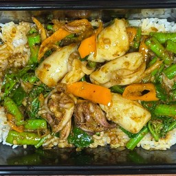 ข้าวปลาหมึกผัดพริกแกง