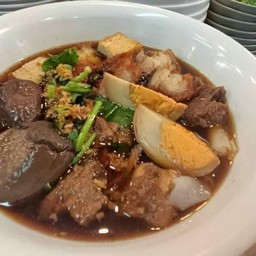 ก๋วยจั๊บรวมมิตรหมูน้ำข้น