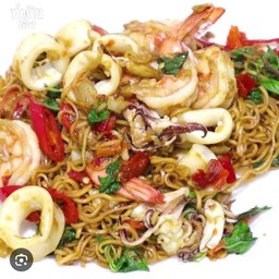 มาม่าผัดกระเพราทะเล