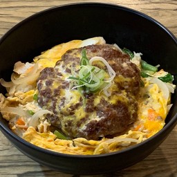 ข้าวแฮมเบิร์กเนื้อราดไข่ ฟรี กิมจิ