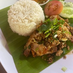 ข้าวหน้าหมูกรอบคั่วพริกเกลือ