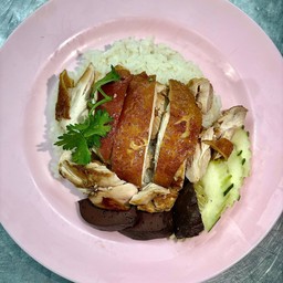 ข้าวมันไก่ตุ๋นน้ำก๋วยเตี๋ยว