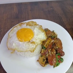 กระเพราหมูยอ+กุลเชียงทอด แถมฟรี!ไข่ดาว